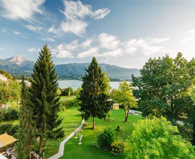 Blick vom Balkon aus auf den See